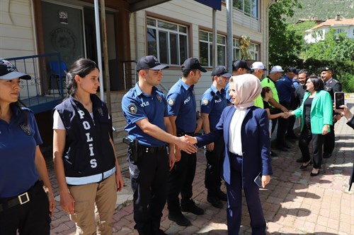Kaymakam Saliha Karataş İlçe Emniyet Amirliğini Ziyaret Ederek Görevli Polis Memurlarının Bayramını Kutladı
