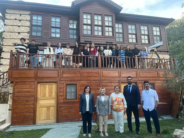 Kaymakamımız Sn. Saliha Karataş Akseki Meslek Yüksek Okulu Müdürü, Öğretim Görevlileri ve Öğrencileriyle Akşam Yemeğinde Bir Araya Geldi